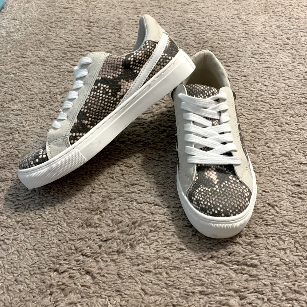 Universal threads sneakers
